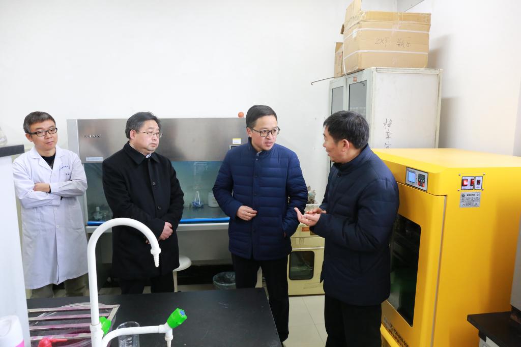 陈维忠听取我校酒类人才培养情况汇报