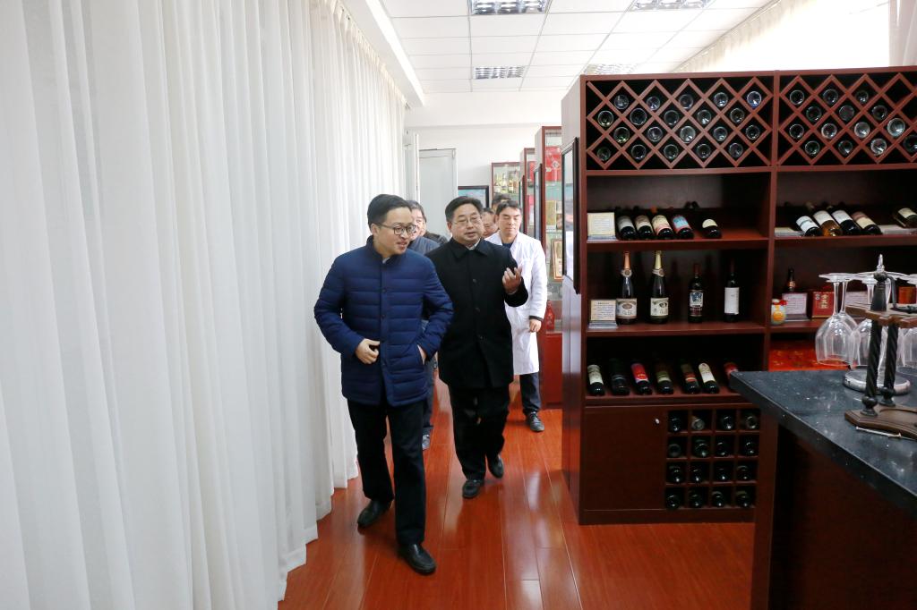 陈维忠一行考察我校酒类实验室